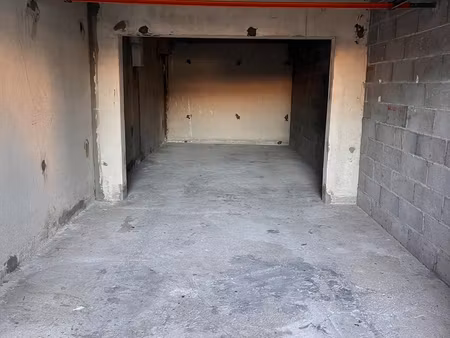 parking / box salon de provence 30 m2