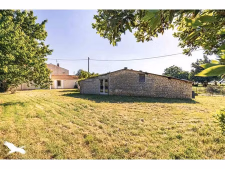 vente maison 5 pièces 93 m² à saint-hippolyte (17430)  192 240 €