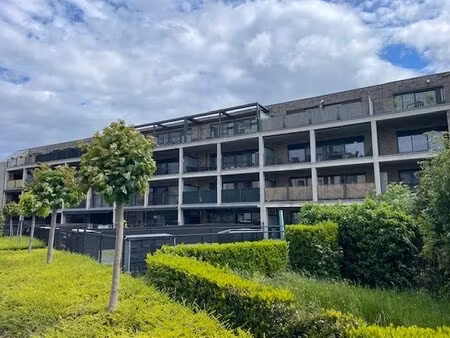 appartement met 2 slaapkamers  ruim terras en parking