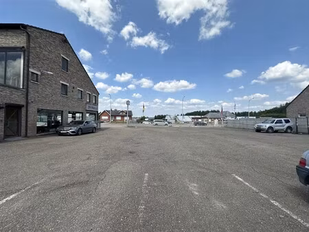 handelspand met woonst  showroom  loods en parking