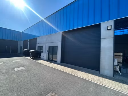 magazijnruimte van 88 m² + parking - gelegen te evergem
