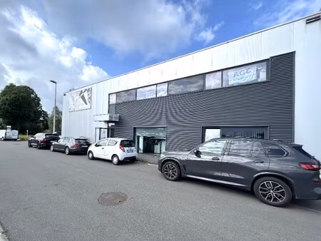 bedrijfsgebouw van ca. 700 m² + mezzanine + kantoren en buitenopslag op topligging