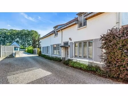 authentieke hoevewoning met 4 slaapkamers  royale leefruimtes en idyllische ligging in het
