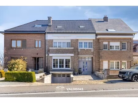 ruime en stijlvolle rijwoning met garage en mooie tuin...
