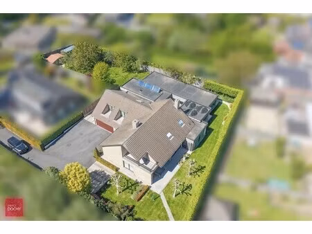 ruime villa met recente aanbouw en binnenzwembad