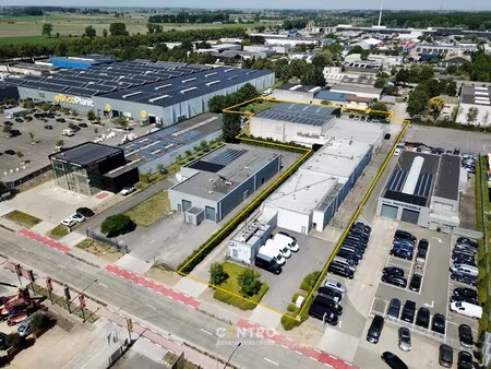 bedrijfspand te koop bestaande uit magazijnen en kantoren op industriezone