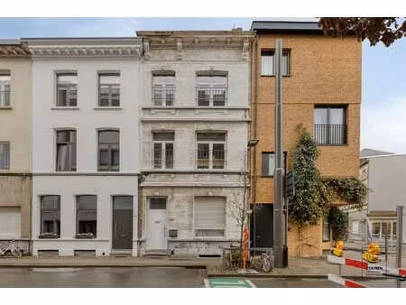 te renoveren herenwoning met een bew. opp. van 248m²!