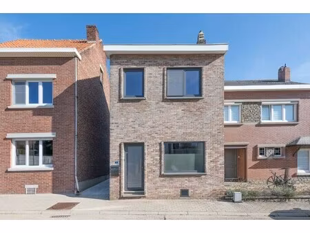 instapklare woning met garage te zichen.