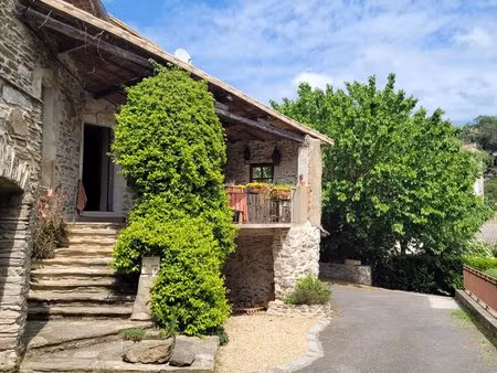 maison de village en pierre pittoresque dans un endroit calme