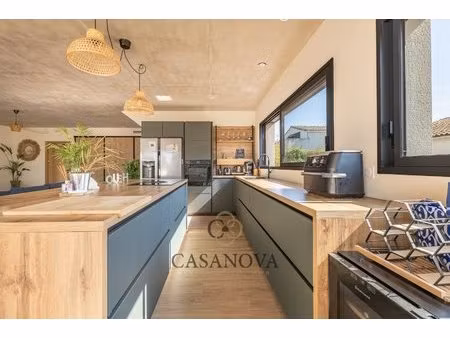 bien rare à pérols villa contemporaine avec piscine intérieure chauffée et espace de vie..