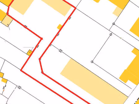 a vendre à saujon terrain plat de près de 1000 m2 en plein centre ville.