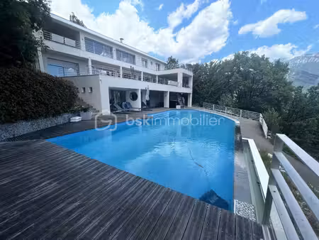 maison de 335 m² à veurey-voroize