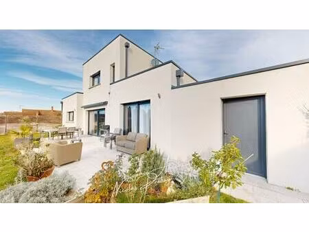 maison contemporaine avec garage  carport et jardin clos