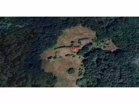 propriété de 2 maisons  au coeur de 40 ha de forêts et prairies