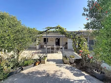 villa avec piscine dans un quartier résidentiel