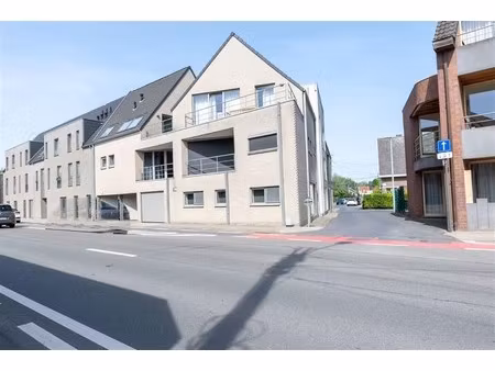 gelijkvloers appartement met garage in nederename