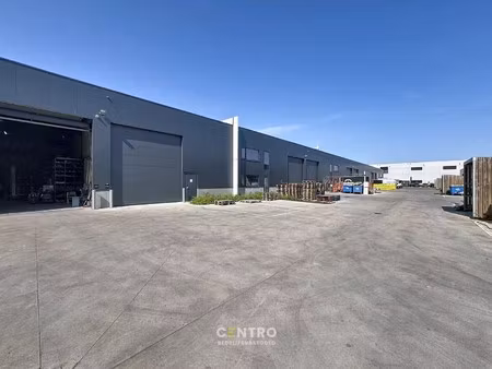 nb magazijn (185m²) te huur  inclusief 2 parkeerplaatsen voor de deur langs