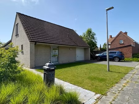 centraal gelegen gezinswoning met 3 slpks | inpandige garagen en tuin