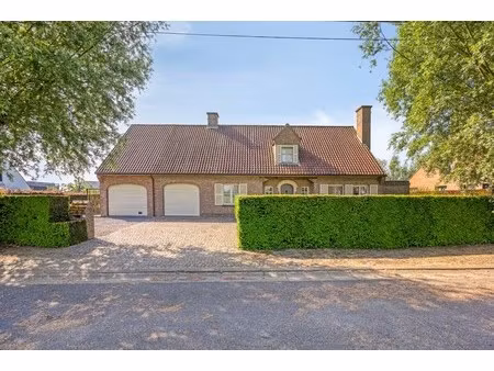 kloeke villa met 4 slaapkamers en dubbele garage