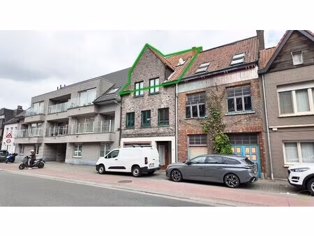 zonnige en lichte studio op de derde verdieping  vlakbij het eeklose handelscentrum!