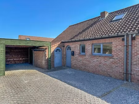verzorgde vakantiewoning met tuin en carport.