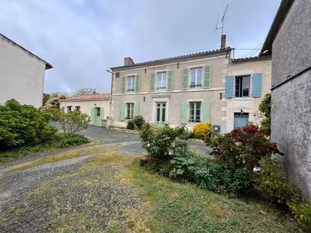 vente maison 7 pièces 245 m² à saint-hilaire-la-palud (79210)  317 700 €