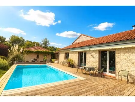 belle maison contemporaine en campagne  grand garage  carport  piscine sur terrain arboré.