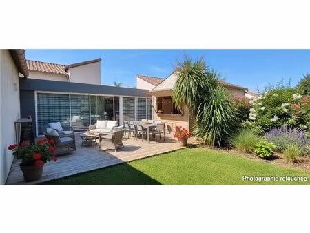 belle propriété de plain-pied avec piscine et spa
