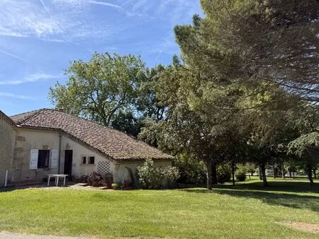 maison de charme avec terrain arboré de 1 845 m2 à proximité immédiate de condom