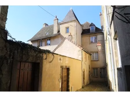 maison sur trois niveaux dans le coeur historique avec vue sur le morvan et jardin...
