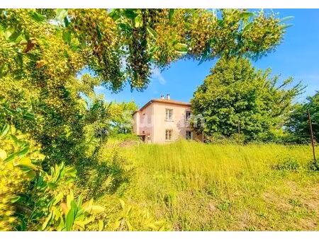villa avec potentiel et terrain spacieux