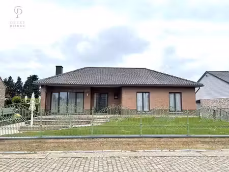 zeer ruime bungalow gelegen op een uiterst rustig perceel