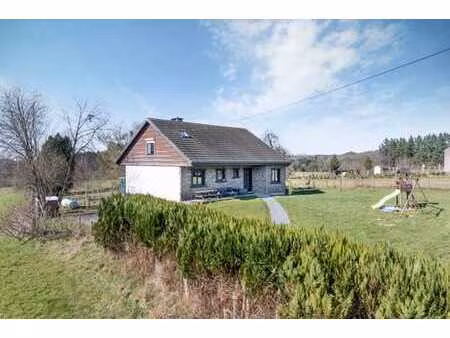 maison familiale moderne avec grand terrain et vue dégagée