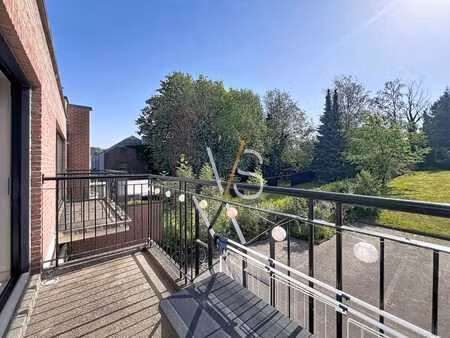 superbe 2 ch avec terrasse  jardin commun et parking inclus!