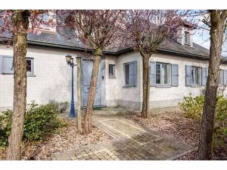 luxueuze villa met 4 slaapkamers  prachtige tuin en hoogw...