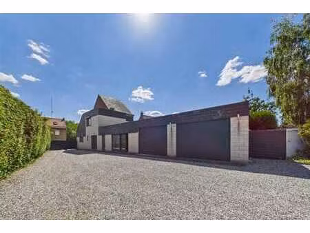 maison de commerce idéalement située avec de beaux volumes !