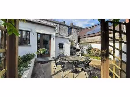 grande maison unifamiliale de 6 chambres.