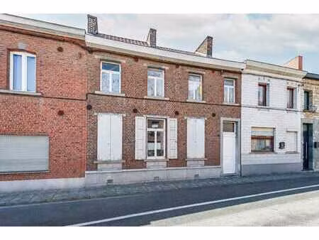 spacieuse maison déjà couverte offrant un beau potentiel d'a