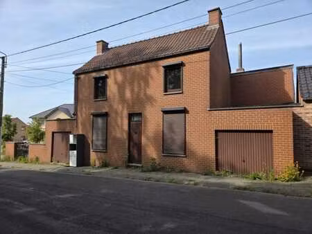 maison d'habitation  3 façades  avec jardin et 2 garages