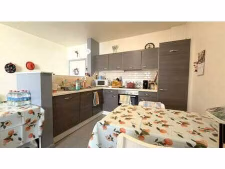 appartement peb c situé au rez-de-chaussée avec extérieur