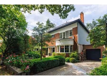 romantique cottage avec un magnifique jardin et une piscine