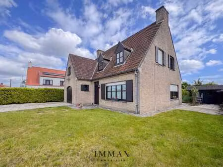 maison individuelle avec jardin ensoleillé sur un vaste terr