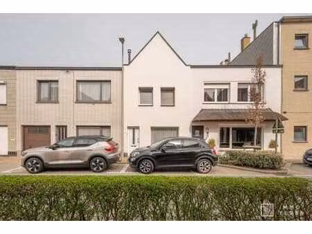 maison avec un joli jardin  près du marché des légumes à kno