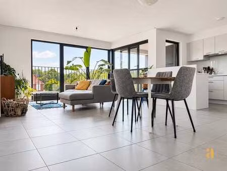 zonnig en lichtrijk appartement met waterzicht
