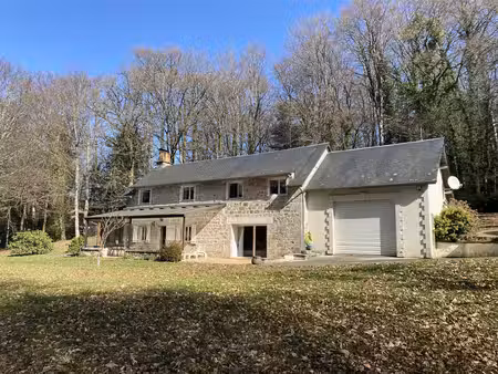 située au calme absolu  en impasse au sein d'un petit hameau de seulement trois maisons ..