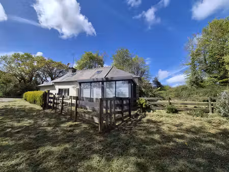 maison isolée dans la campagne de corlay à 136 300 eur
