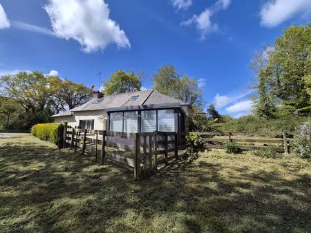 maison isolée dans la campagne de corlayà 136 300 eur