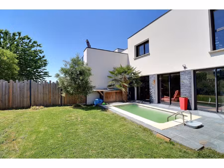 maison contemporaine avec piscine  garage  6 chambres.