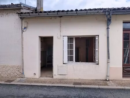 ste foy-la-grande : maison de ville t2 de plain-pied avec cour
