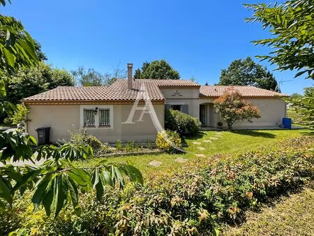 maison de plain-pied avec piscine et divers garages - 3 chambres